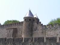 Carcassonne - 51 - Tour du Trauquet & Escalier descendant a la poterne de la Tour de la Peyre.jpg