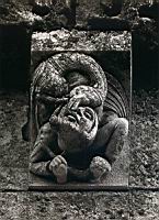 France,_Charente-Maritime,_Fontaine_d'Ozillac,_Eglise_St-Martin,_Modillon_ext.,_Homme_renverse_et_attaque_par_un_oiseau